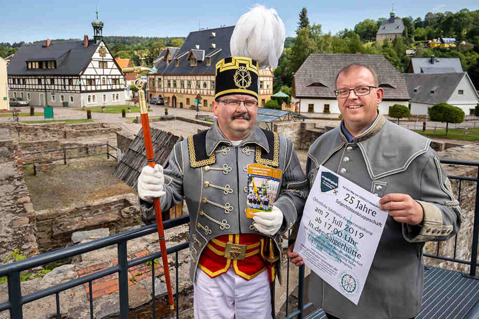 Der Vorsitzende der Saigerhüttenknappschaft Olbernhau-Grünthal, René Maier (49), und Chef des Tourismusvereins, Udo Brückner (48, r.), fiebern der Welterbe-Entscheidung entgegen.