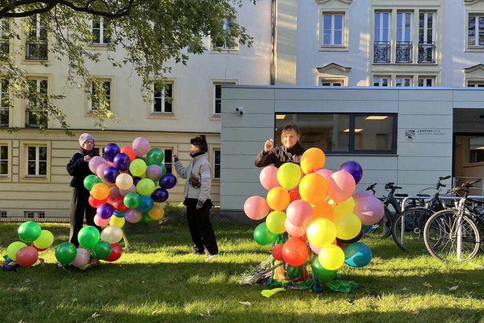 Ihre mitgebrachten Luftballons ließen die Erzieher vor dem Landtag zerplatzen.