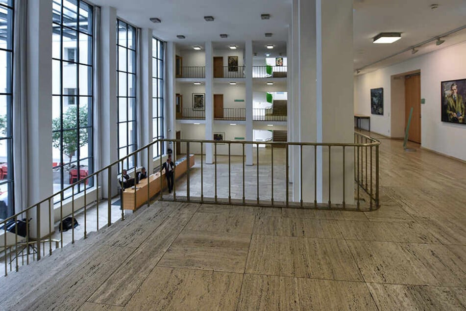 Die Eingangshalle im Landtag. Die Bodenplatten stammen aus dem Original-Pavillon von Barcelona.
