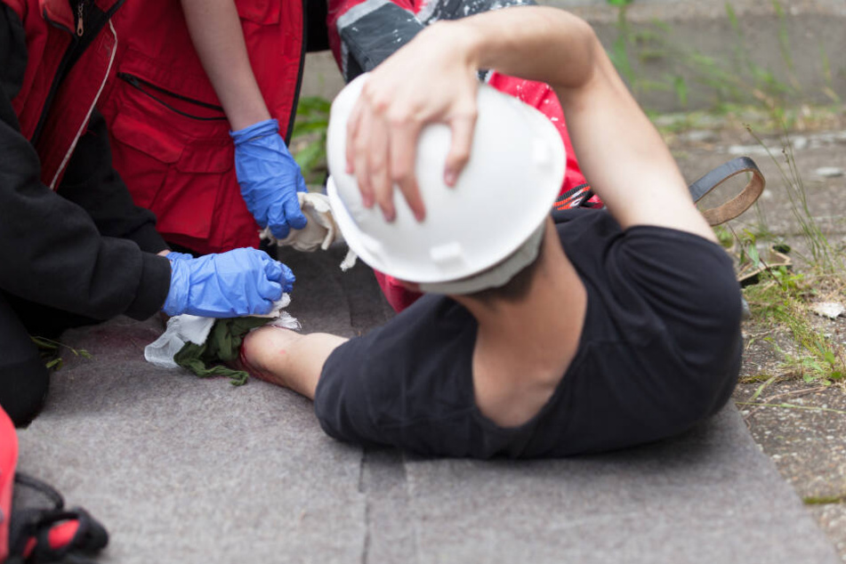 Der Bauarbeiter wurde mit einer Drehleiter der Höhenrettung aus der Grube gehoben. (Symbolbild)