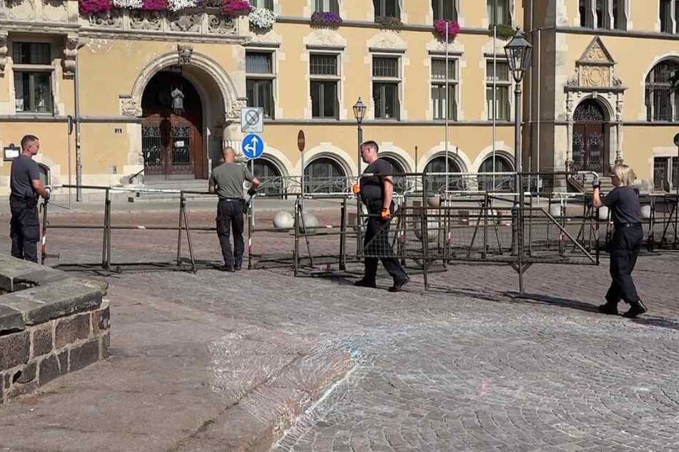 Der Köthener Marktplatz wurde bereits am frühen Nachmittag eingezäunt.