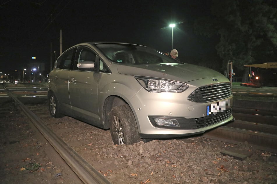 Der Ford steckte mit dem rechten Vorderrad tief im Schlamassel.