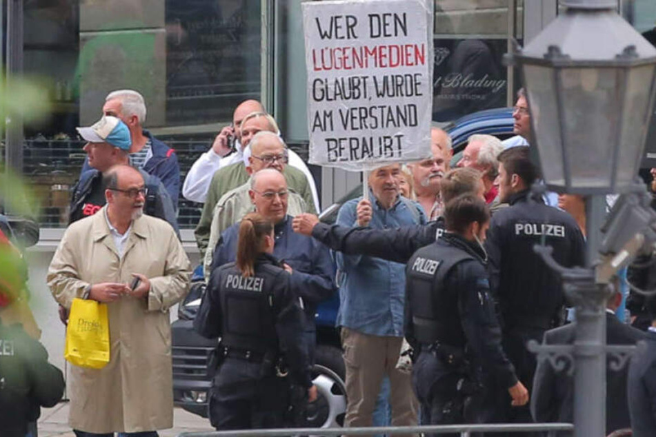 Riesenaufgebot an Sicherheitskräften und Polizei am Montagabend in Dresden.