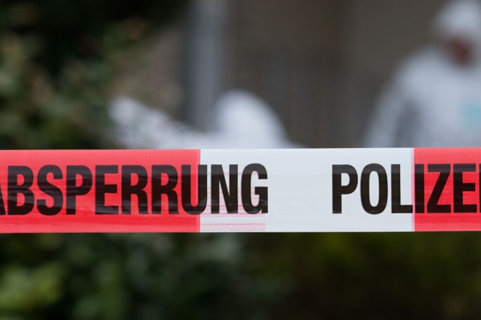 Die Spurensicherung untersucht den Tatort. (Symbolbild)