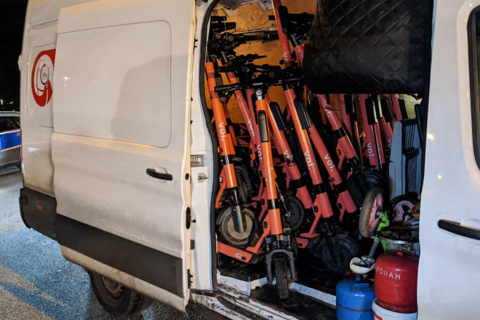 Ein Transporter ist vollgestopft mit E-Scootern.