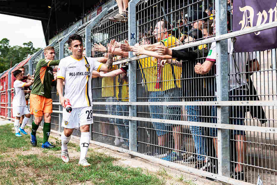 Fast schüchtern klatschten die Dynamo-Spieler nach der Partie mit ihren Fans ab.