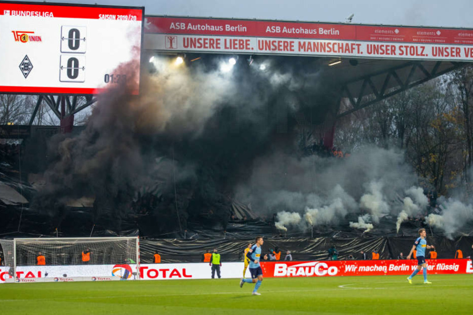 Fans im Gästeblock zünden Rauchbomben.