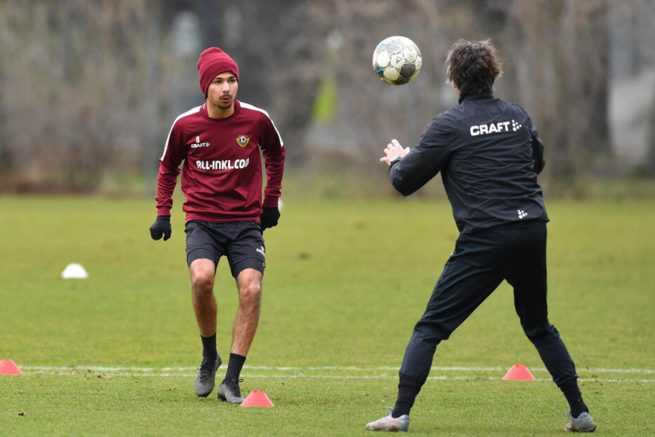Rostock-Rückkehrer Osman Atilgan (l.) übte erst mit Athletiktrainer Matthias Grahé, spielte später mit.