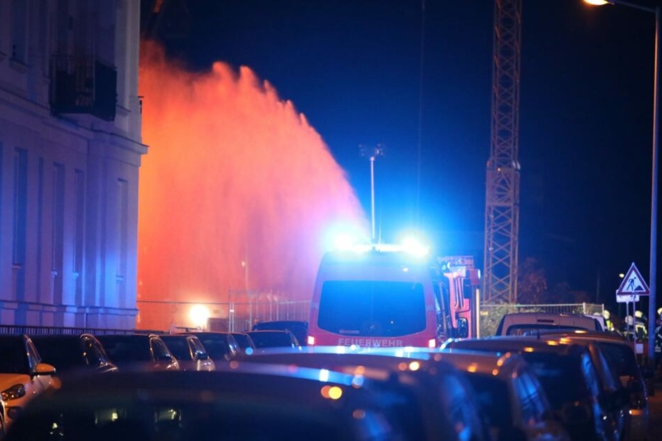 In der Nacht zu Donnerstag hatten Unbekannte drei Autokräne an einer Großbaustelle an der Prager Straße angezündet.