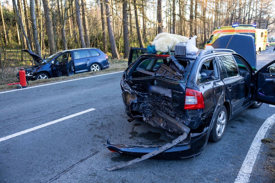 Heftiger Crash auf Bundesstraße in Mittelsachsen: VW knallt mit Skoda zusammen