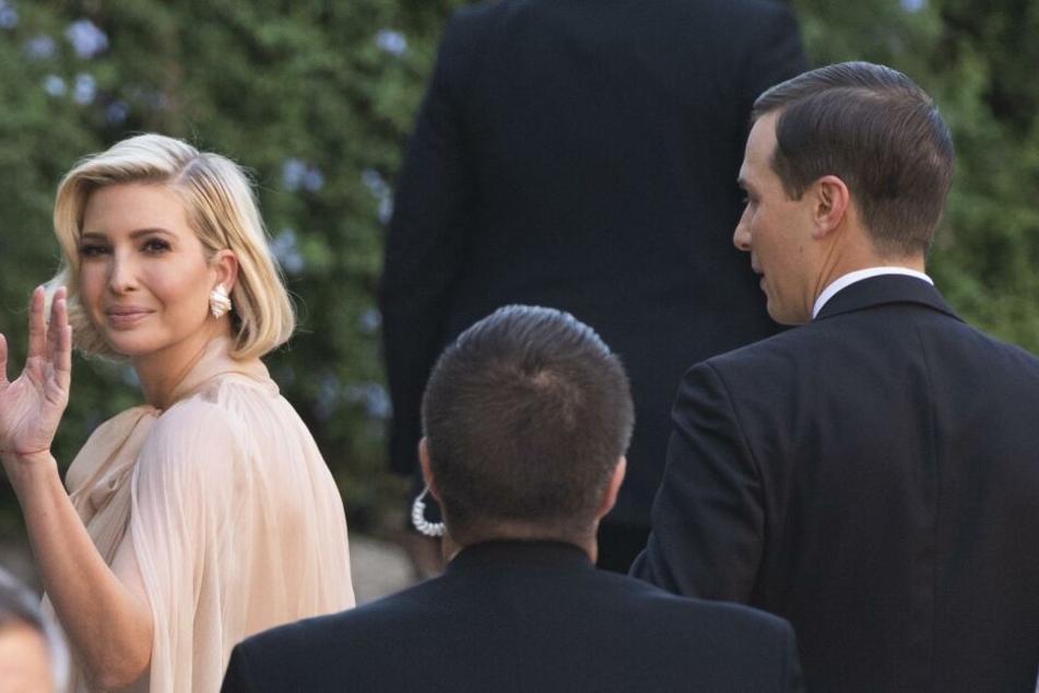Ivanka Trump (l), Tochter von US-Präsident Trump, und ihr Ehemann Jared Kushner treffen bei der Hochzeit ein.