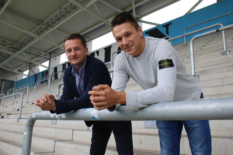 Die Überzeugungsarbeit von Sportvorstand Thomas Sobotzik (l.) hat gefruchtet. Torjäger Daniel Frahn geht mit Chemnitz in die vierte Liga.
