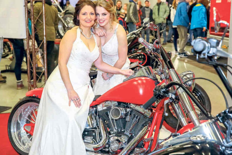 Heiße Brautmode trifft heiße Öfen: Nadine (31) und Antonia (17) von der Jawort-Messe auf Stippvisite bei der SachsenKrad gleich nebenan.