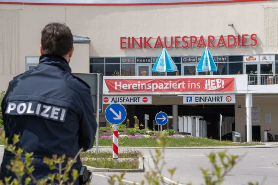 Ein Polizist steht vor einem Einkaufszentrum. (Symbolbild)