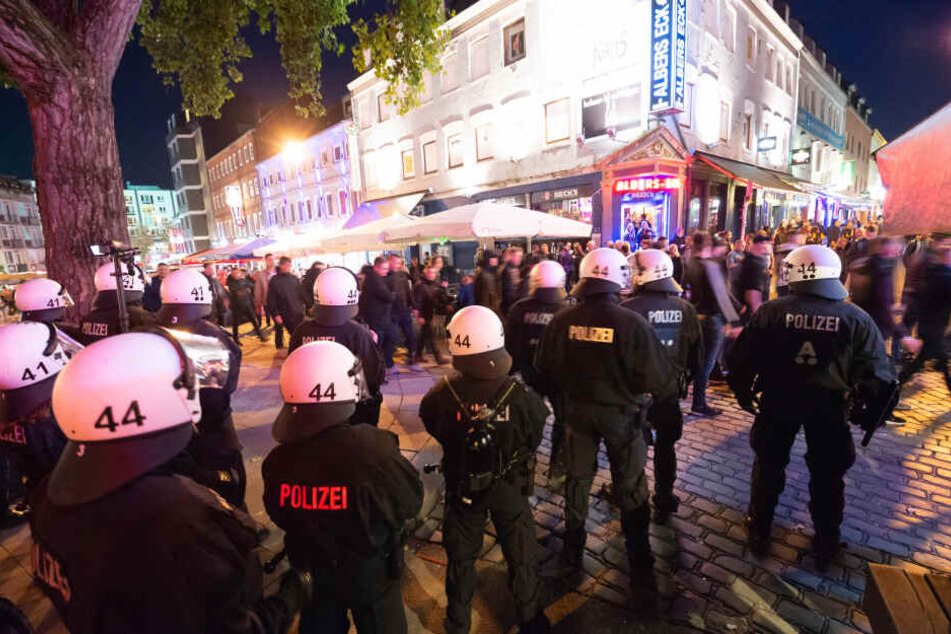 Polizeibeamte beobachten einen Fanmarsch anlässlich des Fußball-Derbys Hamburger SV - FC St. Pauli.