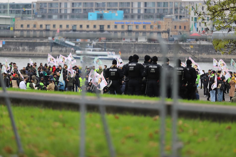 Die Polizei war am Samstag mit etlichen Einsatzkräften im Kölner Stadtgebiet vor Ort und beobachtete das Demonstrationsgeschehen.