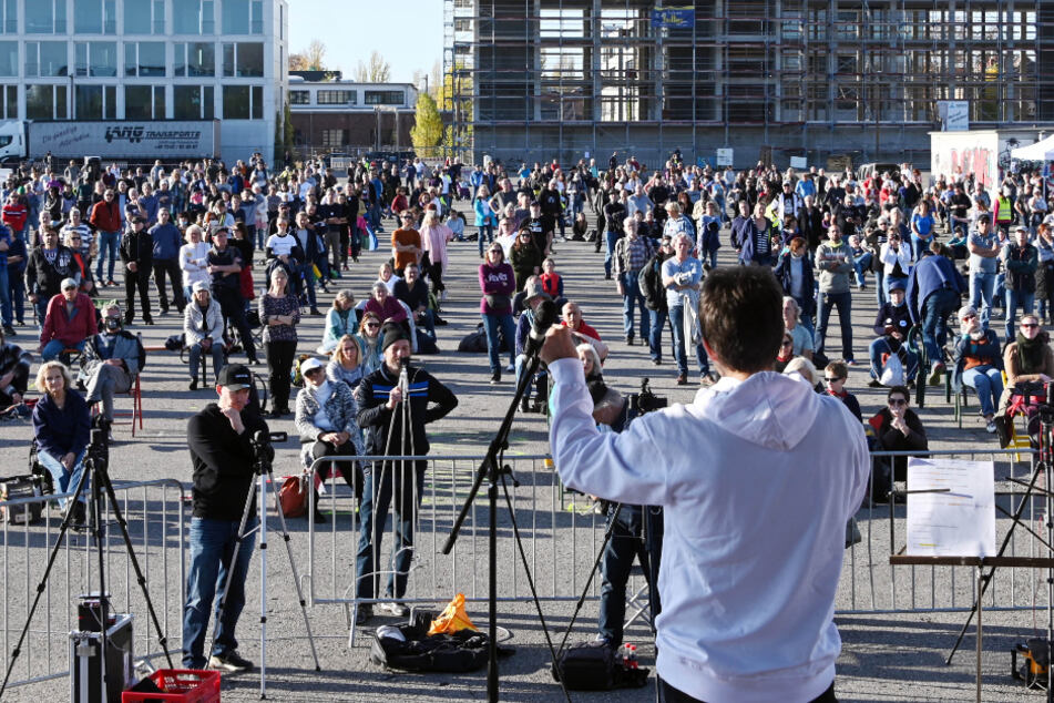 Die "Querdenken"-Demonstrationen, wie hier in Karlsruhe, dürfen am Samstag nicht in Mannheim stattfinden.