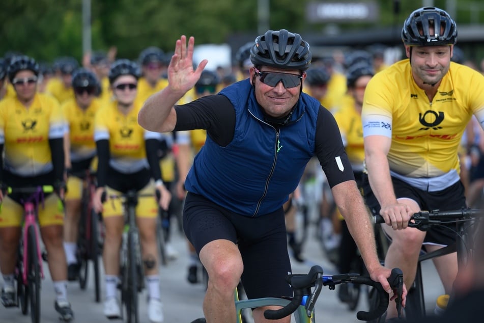 Radsportler Jan Ullrich (52, v.) radelt am Wochenende mit und schreibt am Eissportzentrum Autogramme.
