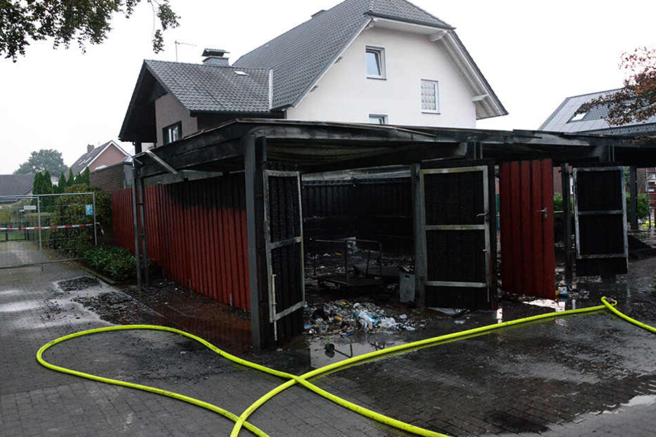 Auch ein nahe gelegenes Haus wurde bei dem Brand in Mitleidenschaft gezogen und schwer beschädigt.