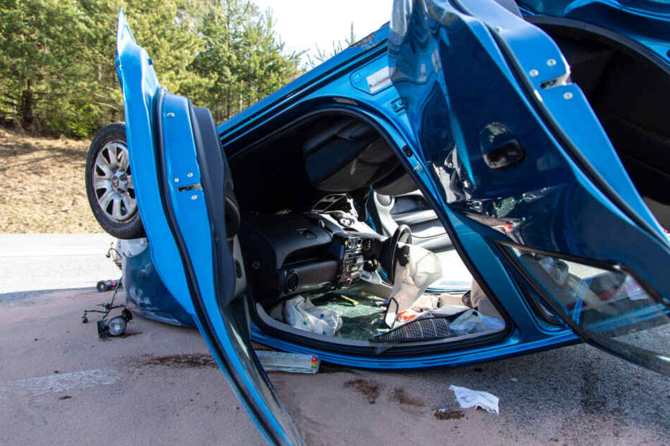Zwei Menschen wurden bei dem Unfall schwer verletzt.