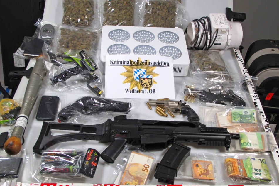 Das Bild zeigt die sichergestellten Gegenstände, die bei der Wohnungsdurchsuchung des 61-Jährigen gefunden wurden.