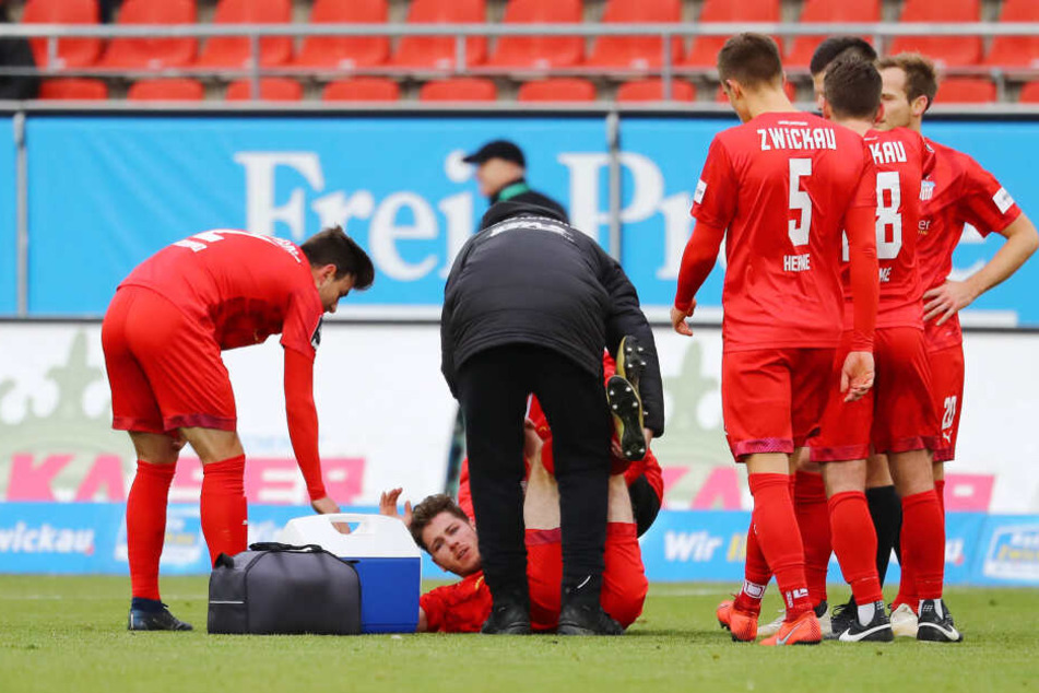 Leon Jensen am Boden. Wegen einer Gehirnerschütterung musste er ins Krankenhaus, soll aber heute wieder entlassen werden.