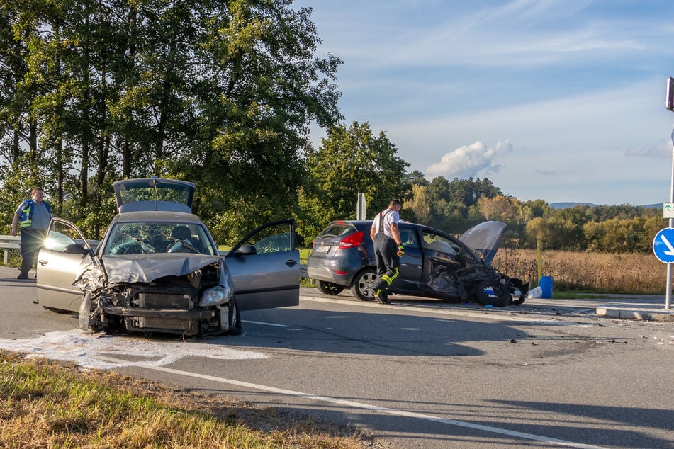 Durch die Wucht des Aufpralls wurden der Ford und der Seat schwer demoliert.