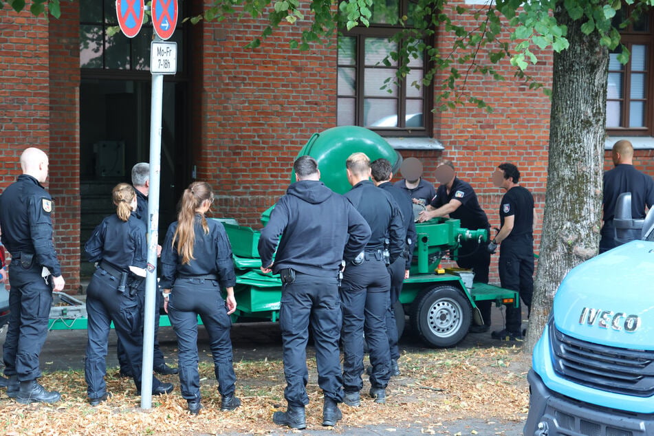 Einsatzkräfte von Polizei und Kampfmittelräumdienst sind seit Montagvormittag bei einem Haus in Kiel im Einsatz.