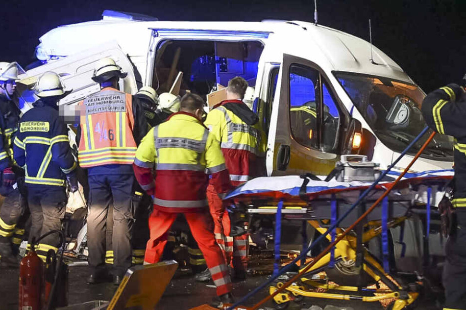 Der Fahrer des Sprinters musste durch die Feuerwehr befreit werden.