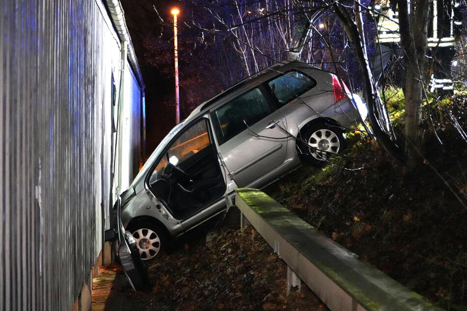 Ein 62-jähriger Peugeot-Fahrer wurde bei einem Unfall am Sonntag in Leipzig verletzt.