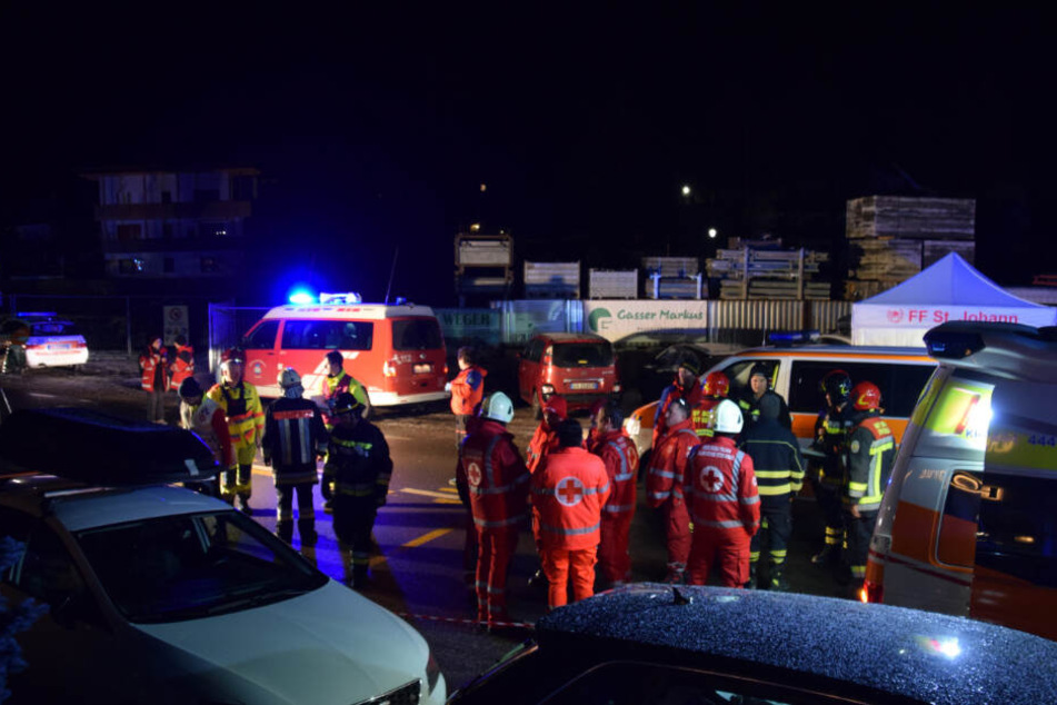 Einsatzkräfte der Freiwilligen Feuerwehr Luttach und des italienischen Roten Kreuzes sind an einer Unfallstelle in der Nähe von Bruneck in der Gemeinde Ahrntal in Südtirol zu sehen.