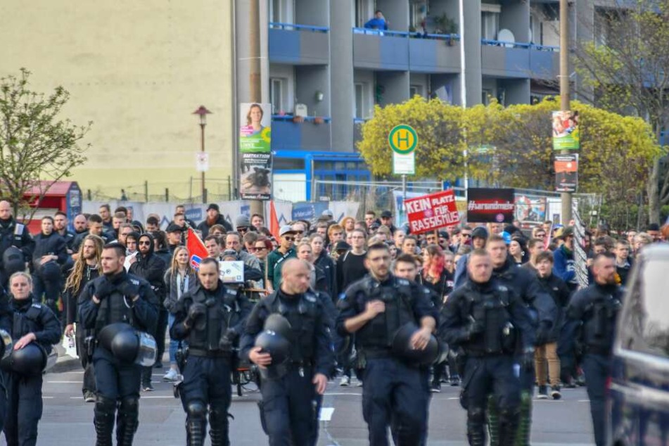 Jeweils etwa 200 Menschen haben am Samstag in Magdeburg für Menschenrechte auf der einen sowie gegen die "Islamisierung Magdeburgs" auf der anderen Seite demonstriert.