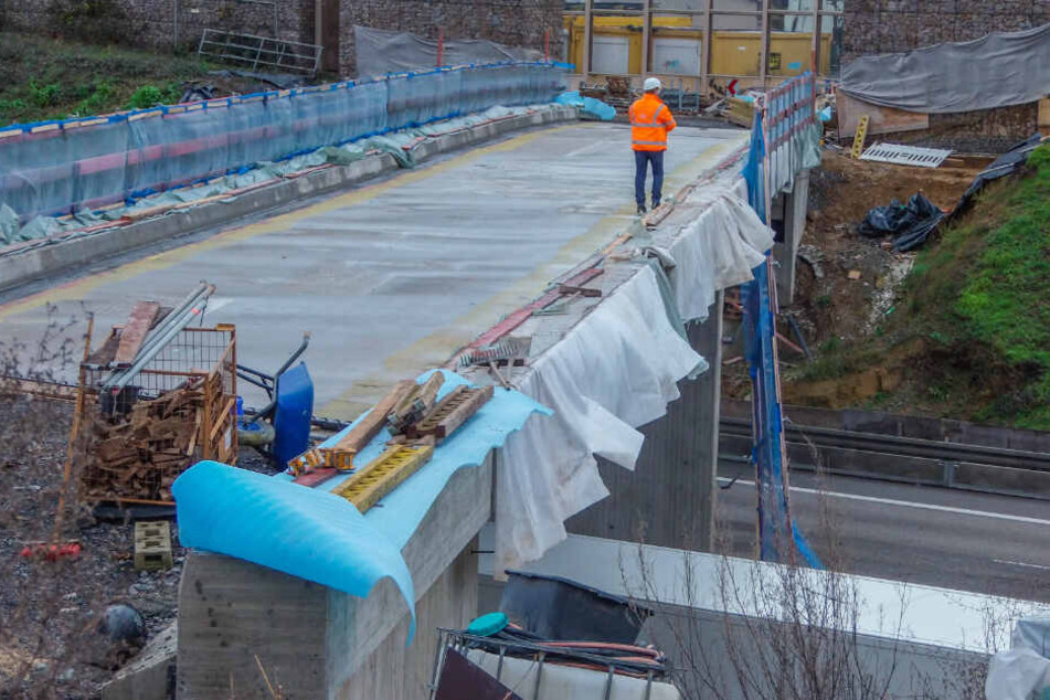 Ein Mann geht auf der Brücke entlang.