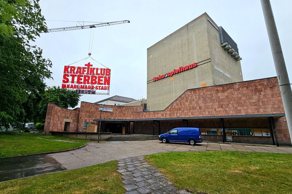 Am Mittwoch wanderte die Installation an das Chemnitzer Schauspielhaus.