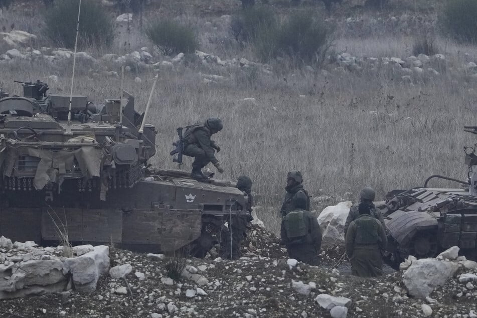 Ein israelischer Soldat steht auf einem Panzer neben einem syrischen Panzer in der Pufferzone nahe der Alpha-Linie, die die Golanhöhen von Syrien trennt. (Archivbild)