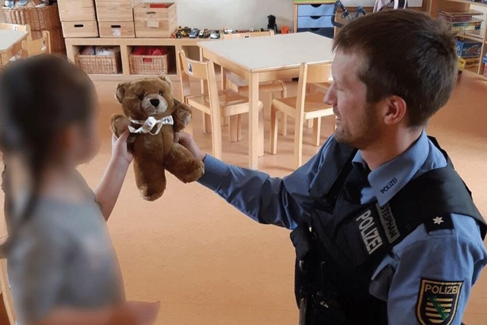 Weil sie in einen Suff-Unfall verwickelt war, bekam ein Mädchen Donnerstag einen Trost-Teddy.