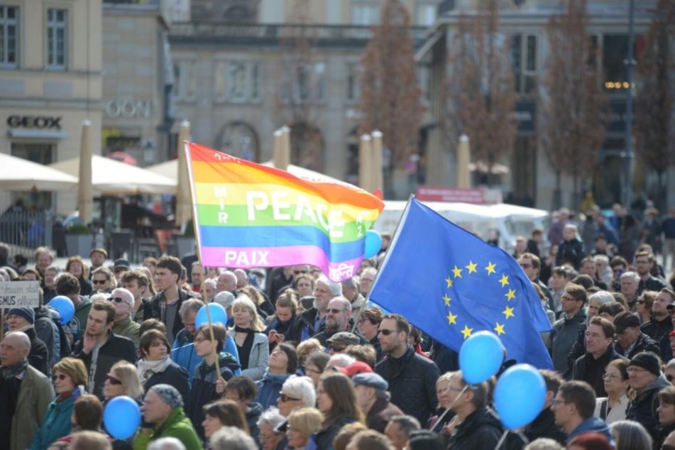 Mit Flaggen und blauen Luftballons bewaffnet, zeigen die Menschen, dass sie hinter einem toleranten Europa stehen.