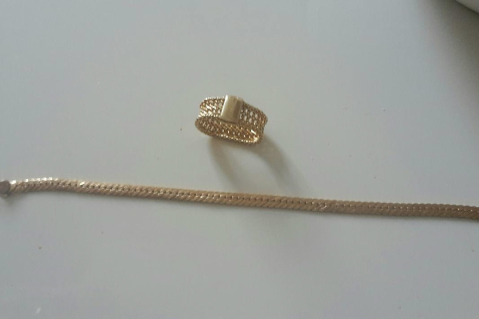 Auch diese Kette und ein Ring 585er-Karat Gold wurde der alten Dame gestohlen.