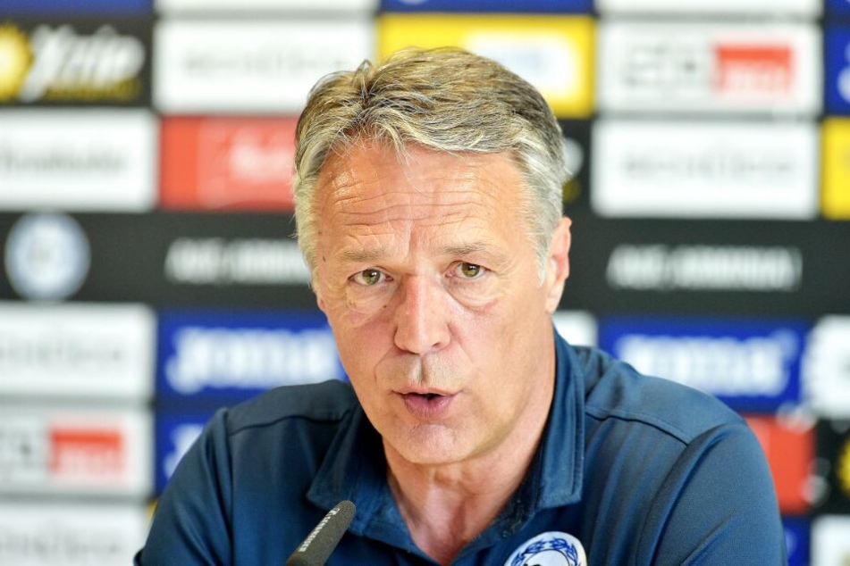 Trainer Uwe Neuhaus verlangt mehr Konzentration von den DSC-Kickern.