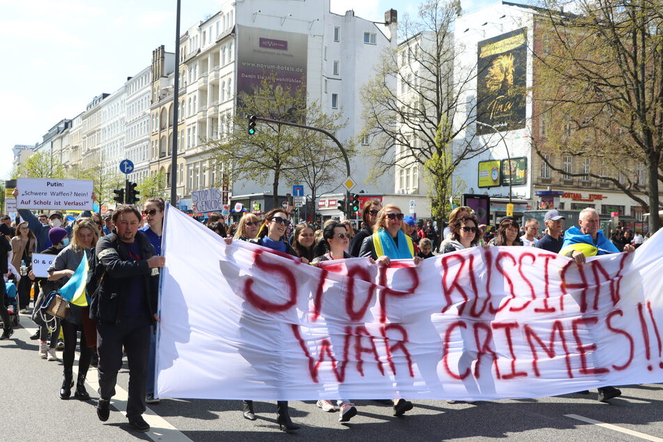 Menschen demonstrieren in Hamburg gegen den russischen Angriffskrieg in der Ukraine