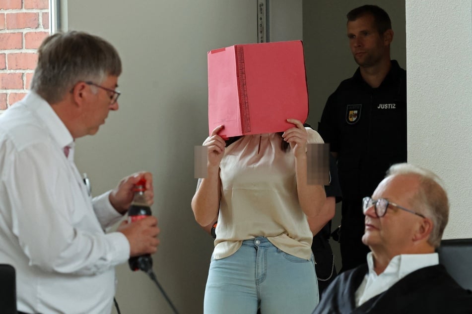 Freunde der Angeklagten sollen ihr davon abgeraten haben, sich nach dem Fund der Leiche bei der Polizei zu melden.