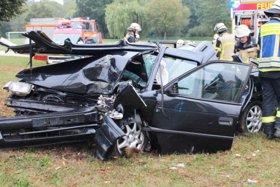 Ein Autofahrer wurde im Zuge des Unfalls in einem Wagen eingeklemmt.