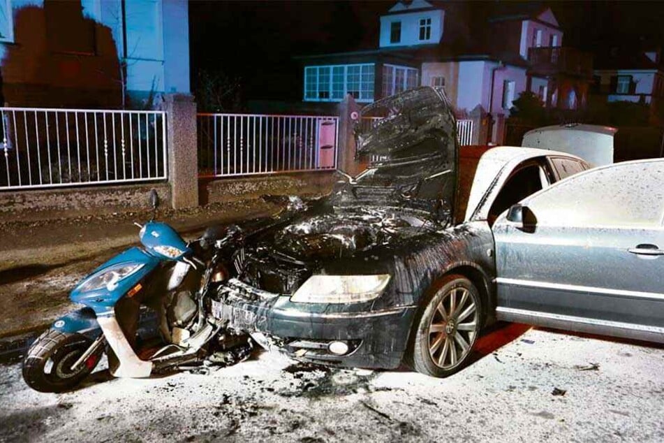 Grausiges Bild am Unfallort: Das Moped steckt verkeilt in der Front des VW Phaeton. Die Feuerwehr löschte die brennenden Fahrzeuge. 