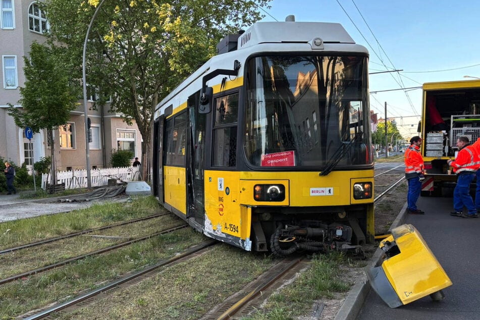 Die Tram ist durch den Zusammenstoß aus den Schienen gehoben worden und blockiert mehrere Gleise.