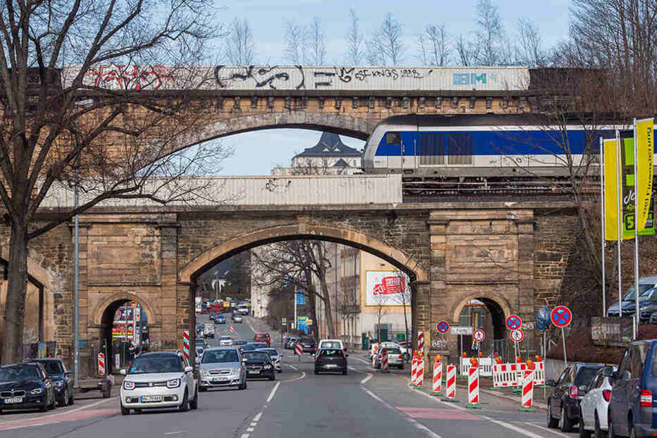 Hier beginnen am Donnerstag die Bauarbeiten: Das Eisenbahnviadukt über die Blankenauer Straße muss dringend modernisiert werden.