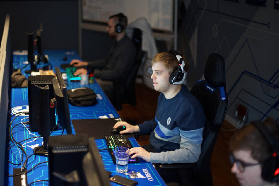 Viele Bundesligisten wie der FC Schalke 04 haben bereits seit Jahren eigene E-Sport-Teams (Archivbild).