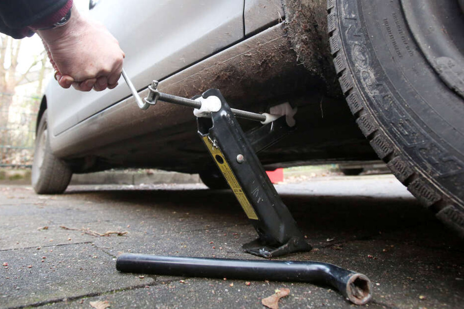 Mit vorhandenen Werkzeugen hob die Frau das Fahrzeug an und befreite ihren eingeklemmten Mann. (Symbolbild)