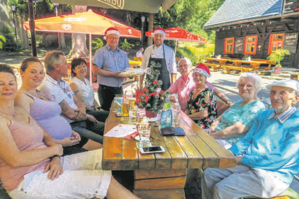 Mit Gänsebraten und Weihnachtsmützen: In Grünhain-Beierfeld wird im Juni Weihnachtsstimmung gemacht.