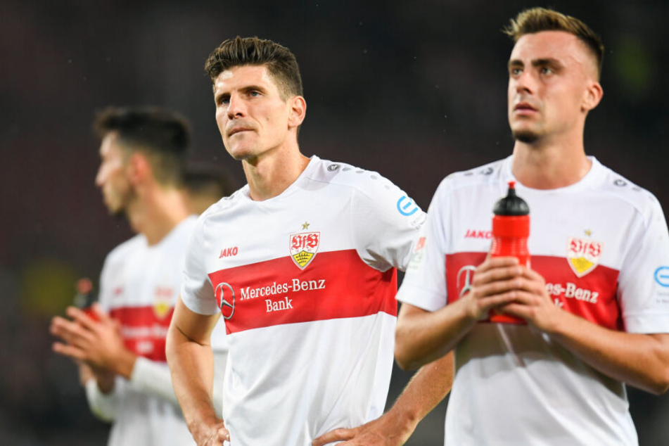 Frust regiert: Mario Gomez (M) und Philipp Förster (r) vom VfB Stuttgart nach der Pleite gegen Wehen Wiesbaden.