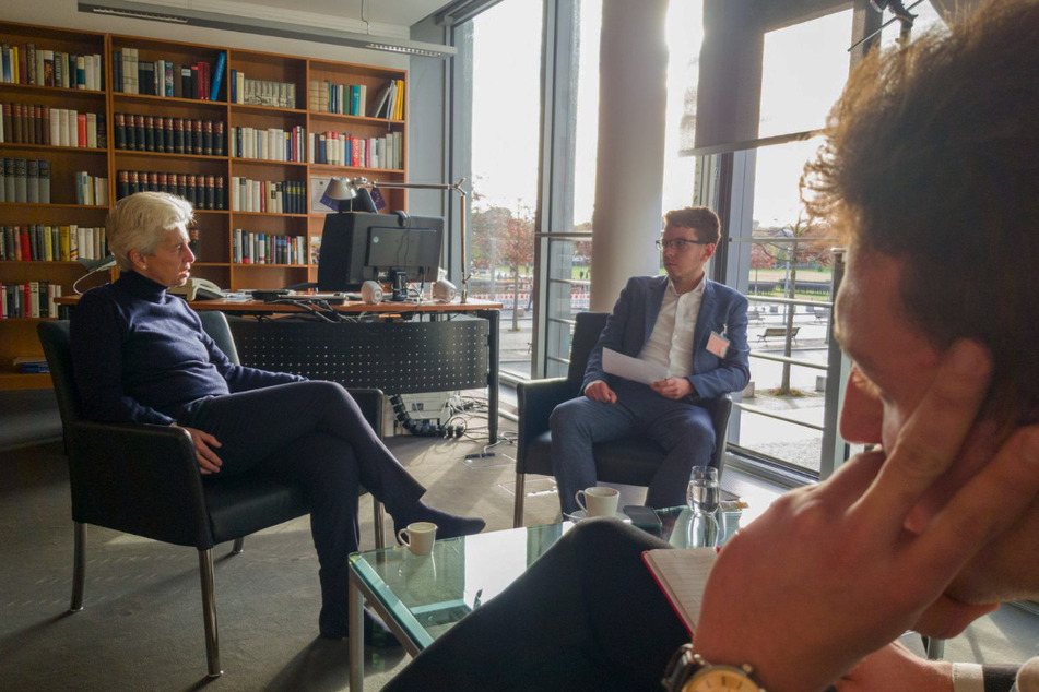 Strack-Zimmermann in ihrem Berliner Bundestags-Büro im Gespräch mit Politikredakteur Paul Hoffmann (30, M.) und TAG24-Reporter Erik Töpfer (23).